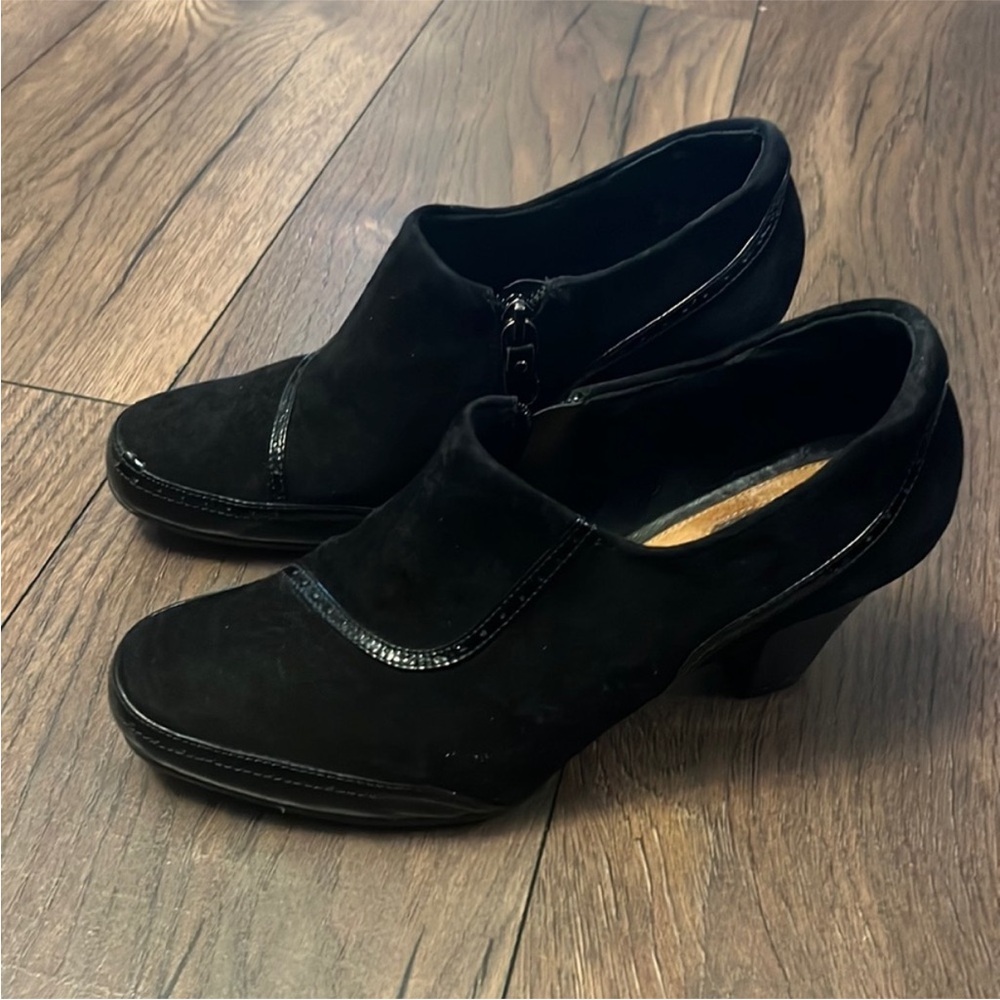Clarks artisan black bootie heels size 9